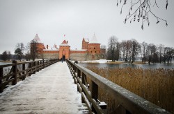 Замок расположен на острове, к которому ведет пешеходный мост.