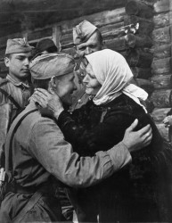 Советский солдат встретился с матерью. Оригинальное название фото: «Здравствуй, сынок!». Лето 1943 года.