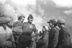 Герой Советского Союза, красноармеец Иван Кузнецов приехал в родное село Бельдяшки Орловской области.