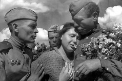 «Дождалась», 1945. Встреча с советскими воинами-освободителями.
