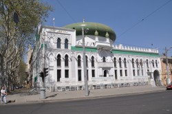 Наш фотоаппарат не смог передать того блеска и шика, кот. мы видели своими глазами. Он красивше на самом деле.