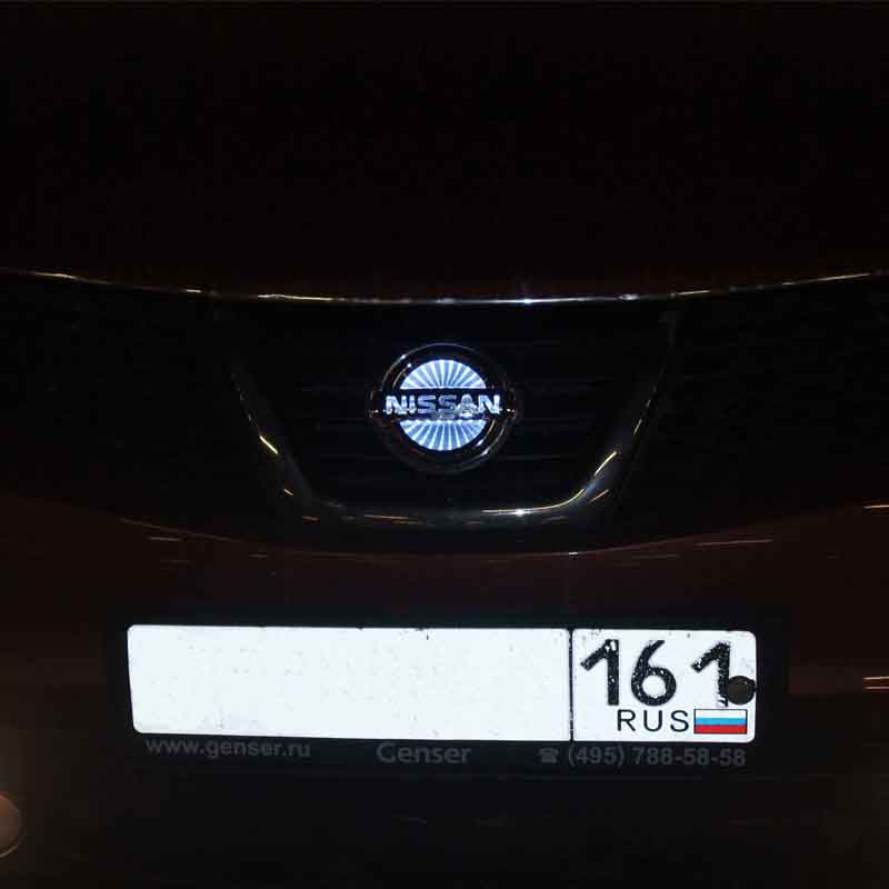 3d светящийся логотип NISSAN белого цвета вперед/ немного ближе