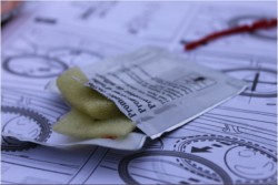 протираем "Активатором" (Лучше брать его в резиновых перчатках и наносить четко по контуру. дрянь очень липкая)