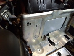 10.Undo_FusibleLinkBox_bracket_bolt.jpg